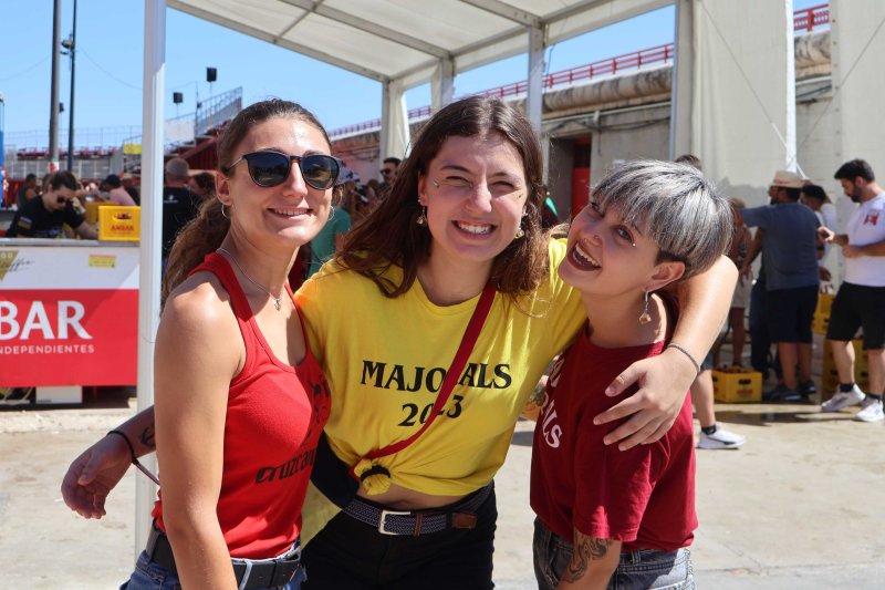 GALERIA DE FOTOS de l'estrene del BARET de les festes de DUANES: gran ambient, “botellins” a caixes i, a més… bous a la mar GALERIA DE FOTOS de l'estrene del BARET de les festes de DUANES: gran ambient, “botellins” a caixes i, a més… bous a la mar